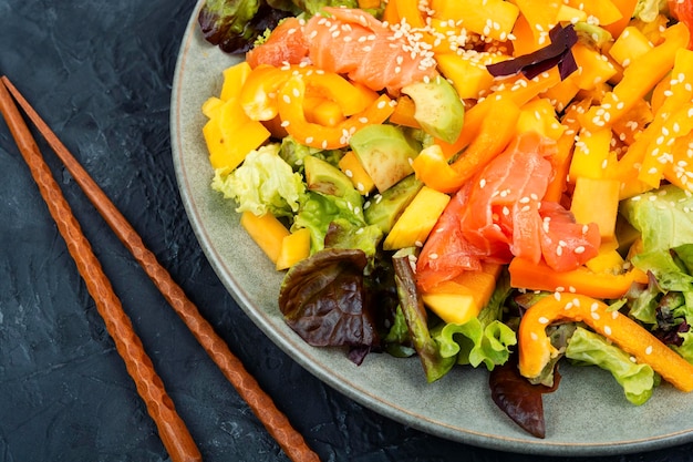 Vissalade met zalm mango en groenten