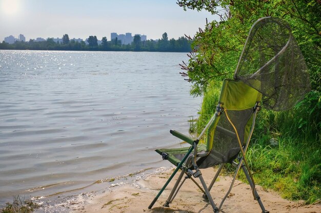 Vissen op het meer Vistuig bij de rivier op een zonnige dag Vissende achtergrond