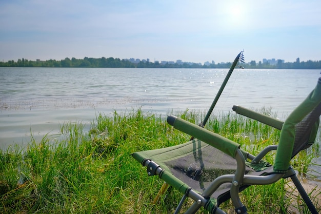 Vissen op het meer vistuig op de rivier