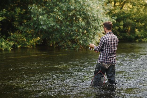 Vissen Visser en forel Visser op wilde rivier