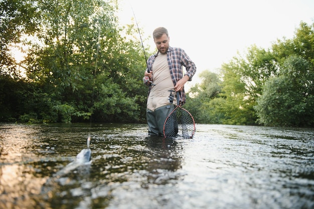 Vissen Visser en forel Visser op wilde rivier