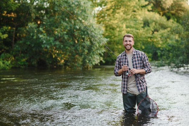 Vissen Visser en forel Visser op wilde rivier