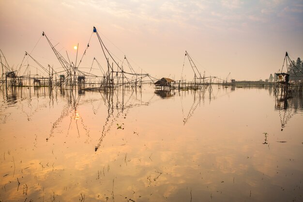 Vissen vleiend, tuek sadung in thailand, bij zonsopgang