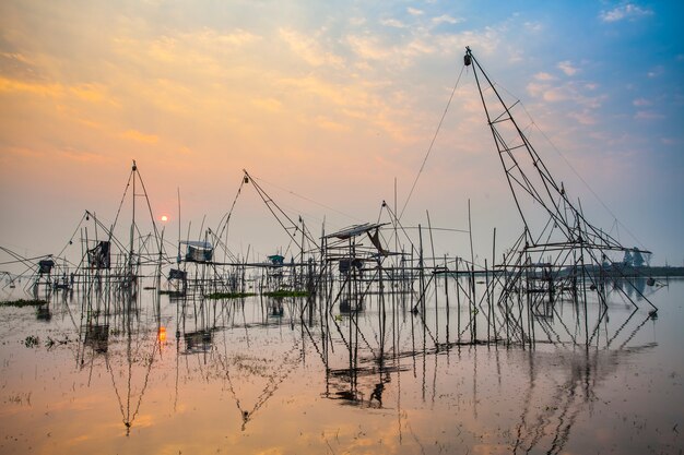 Vissen vleiend, Tuek Sadung in Thailand, bij zonsopgang