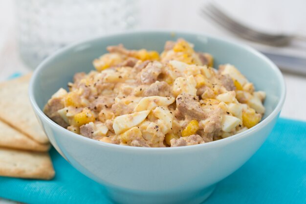 Vissensalade op blauwe kom met koekjes