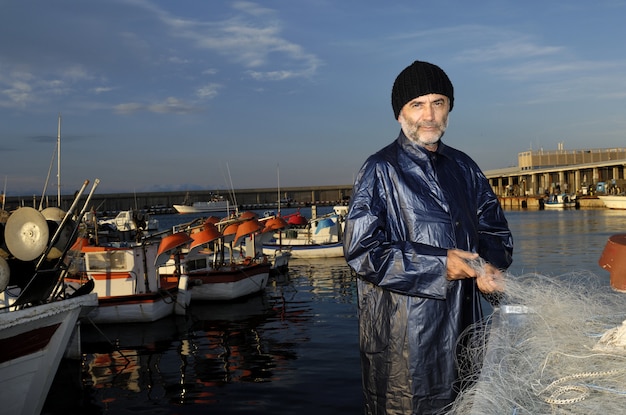 Visser die in de vissershaven werkt