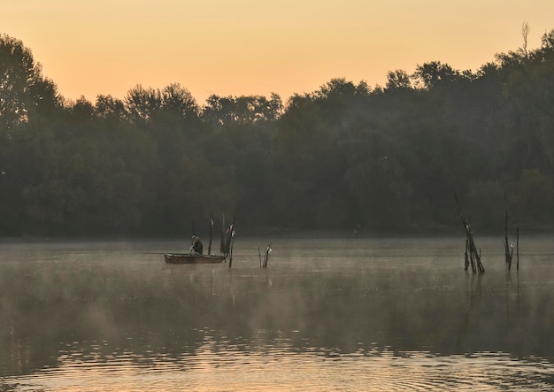 Visser in de vroege mistige ochtend