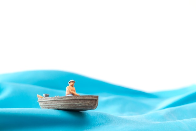 Visser in een boot op de golven Wereldwaterdagconcept
