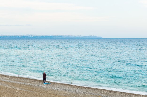 Visser in istanbul op het strand van de Bosporus