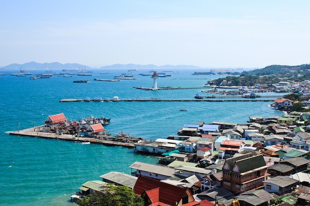 visser pier in met dorp en stad op Srichang Island