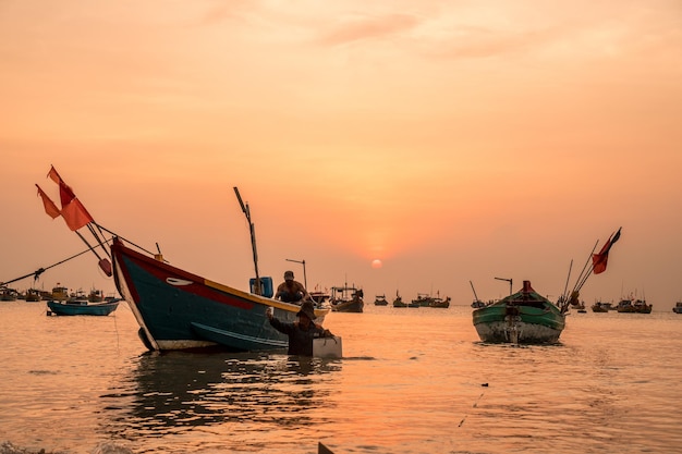 Visser werpt zijn net uit bij zonsopgang of zonsondergang Traditionele vissers bereiden het visnet voor