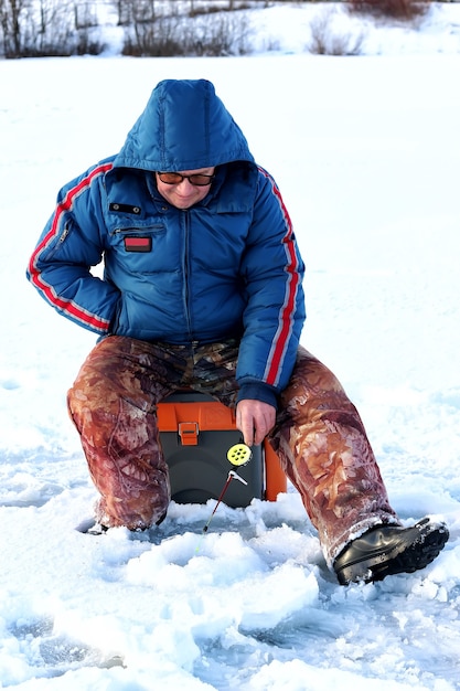 Visser Winter aan het meer