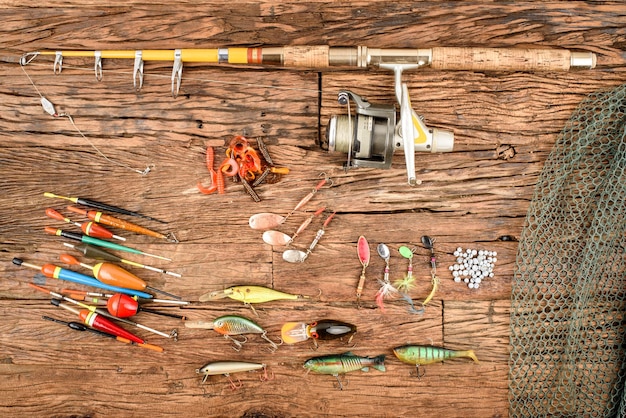 Foto visserijapparatuur op een houten tafel