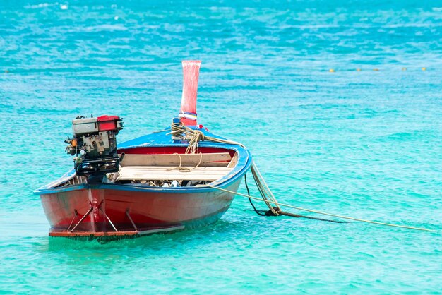 Foto visserijboot aan wal op zee