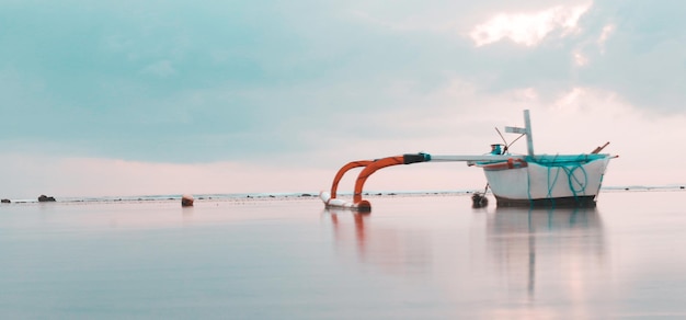 Foto visserijboot op zee tegen de lucht