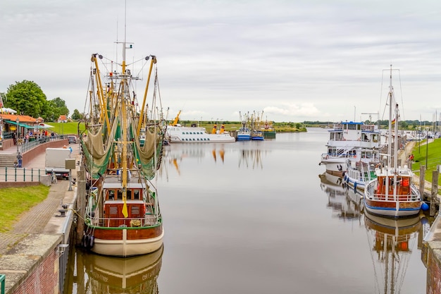 Visserijboten aan de haven tegen de lucht