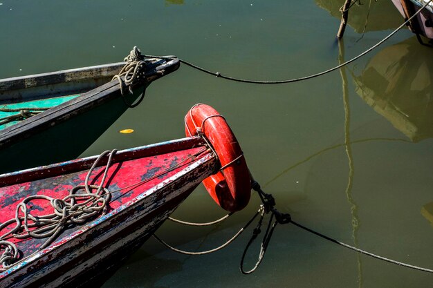 Foto visserijkano's verankerd in de rivier in saubara in de staat bahia