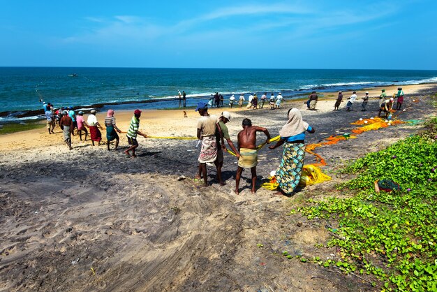 Vissers aan de oceaankust van sri lanka