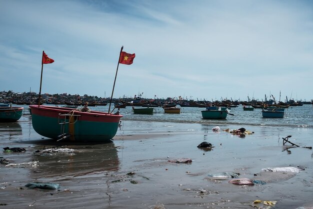 Vissers die op zonnige dag in traditionele boten in de oceaan werken