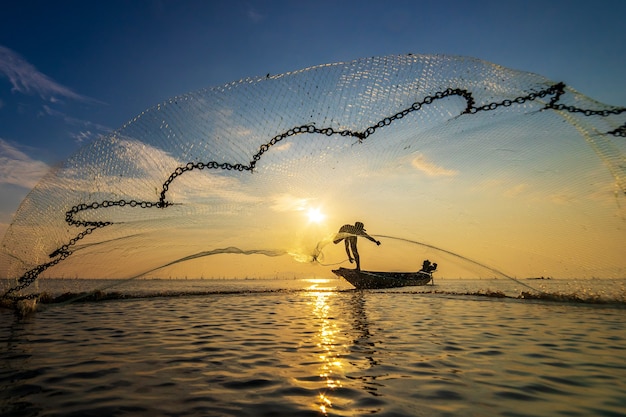 Vissers gebruiken net om de vis in de zee te vangen