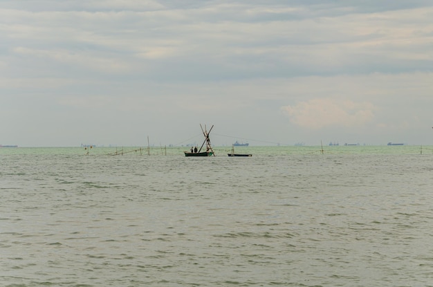 Vissers in een boot controleren de luiken in de zee.