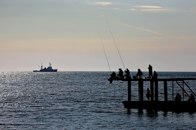 Vissers vangen vis op zee