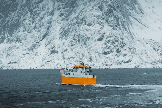 Vissersboot aan de Noorse Zee op het eiland Lofoten, Noorwegen