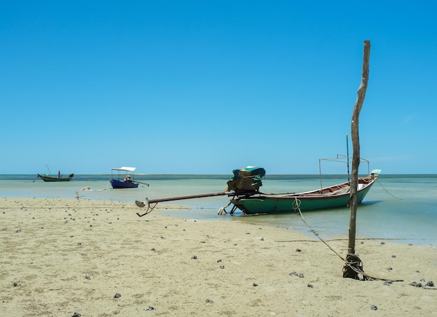 Vissersboot afgemeerd aan de kust thai