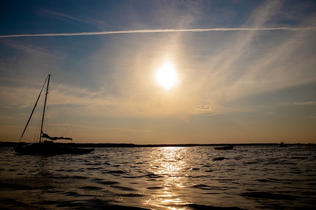 Vissersboot bij het meer op zonsondergang.