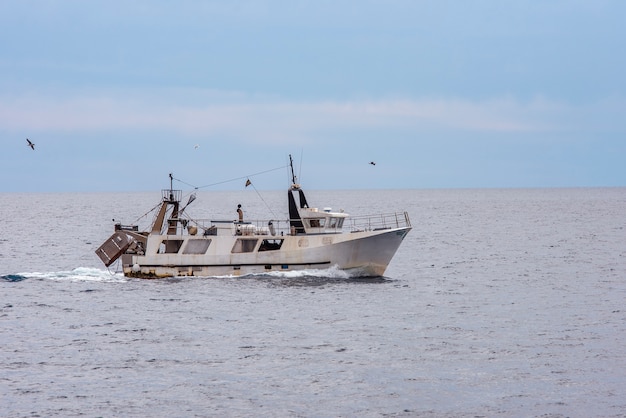 Vissersboot die op zee vaart