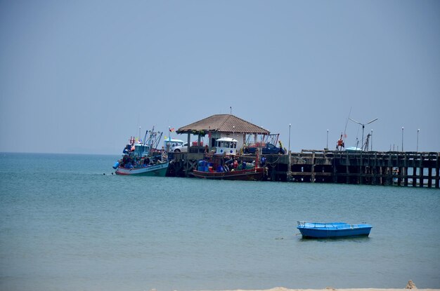 Vissersboot drijvend op de zee wacht afgemeerd aan dok in Surat Thani Thailand