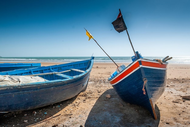 Vissersboot gestrand op het strand van Tafelney in de regio Essaouira in Marokko