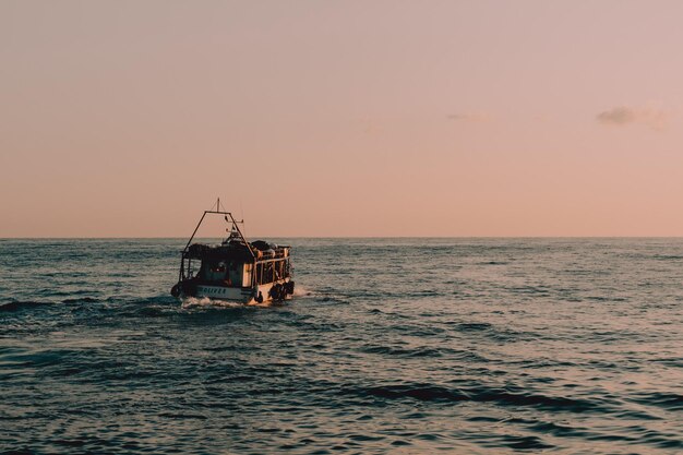 vissersboot in de zee