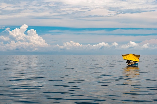 Vissersboot in kapalai siamil mabul van Borneo Maleisië