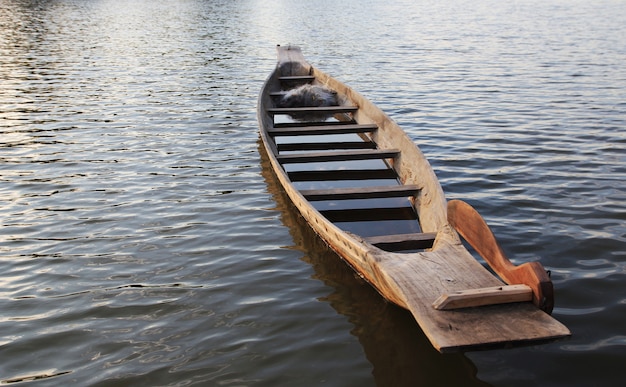 Vissersboot op de rivier.