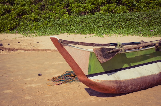 Foto vissersboot op een tropisch strand