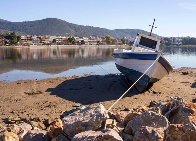 Vissersboot op een zonnige middag op de kalme Egeïsche Zee op het eiland Evia, Griekenland