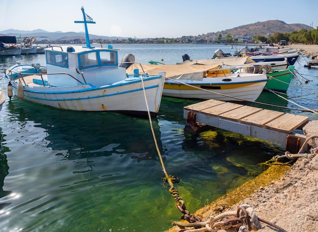 Vissersboot op een zonnige middag op de kalme Egeïsche Zee op het eiland Evia, Griekenland