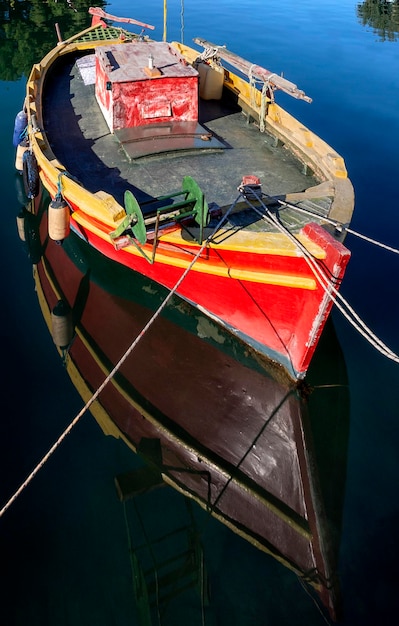 Vissersboot op een zonnige middag op de kalme Egeïsche Zee op het eiland Evia, Griekenland