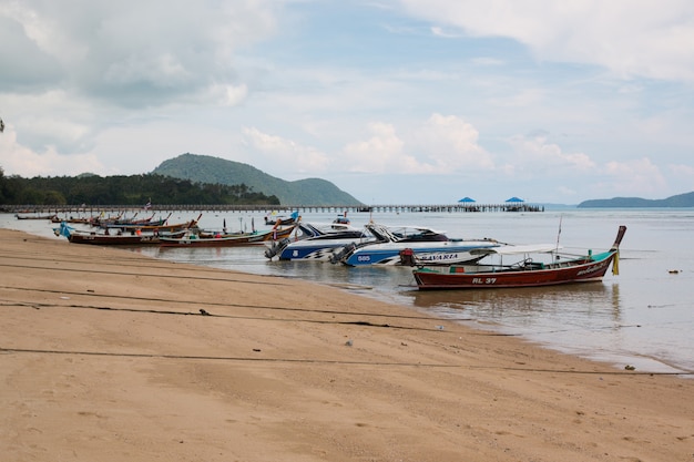 Vissersboot op het strand van Thaise overzees in Phuket