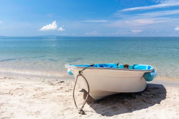 Vissersboot op het witte zandstrand tegen blauwe lucht en zee in hoge kwaliteit foto van thailand