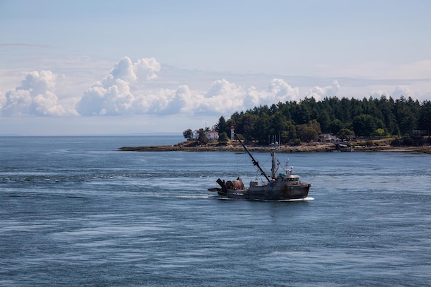 Vissersboot tegen de stroom in in de vernauwing bij gulf islands