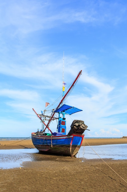 Vissersboot zonk op zandstrand