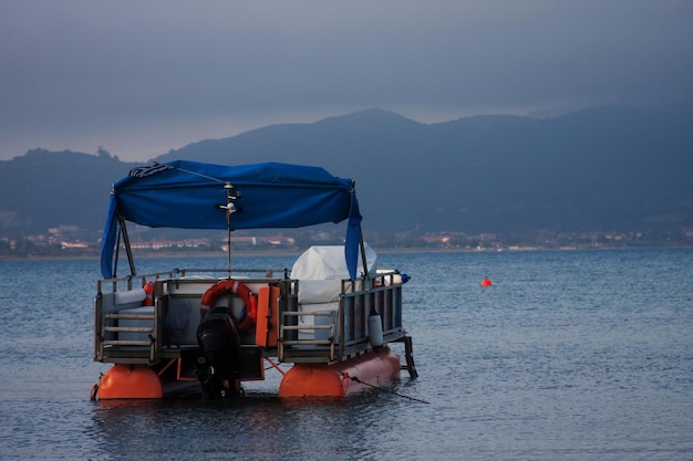 Vissersboten afgemeerd in de haven van de stad Zante, Griekenland