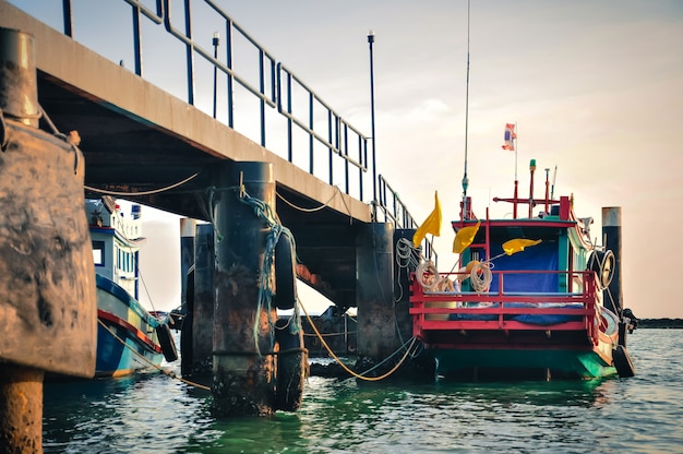 Vissersboten bij pier.