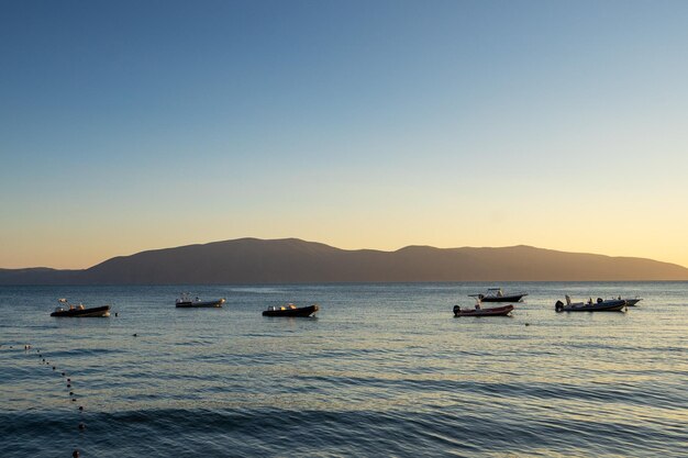 Vissersboten bij zonsondergang in vlore albanië