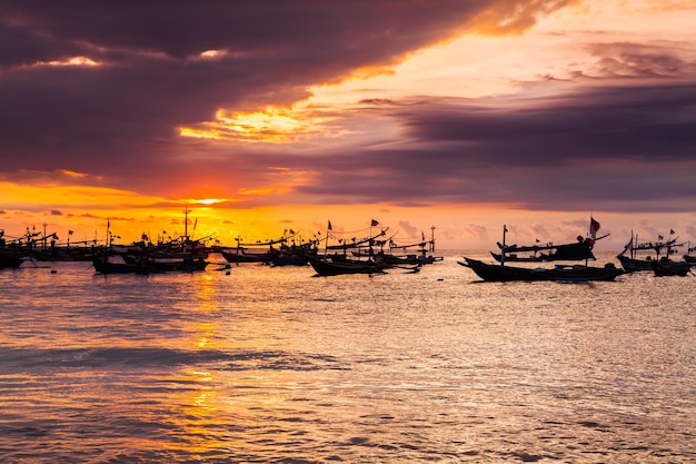 Vissersboten bij zonsondergang op het strand Bali