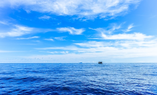 Vissersboten dobberen op de blauwe zee en de lucht is helder