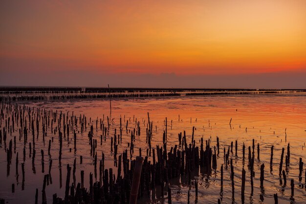 Vissersboten en adembenemende luchtenVroege ochtend met fantastische zonsopgang