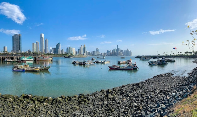 Vissersboten en de skyline van Panama City op de achtergrond, Panama Midden-Amerika